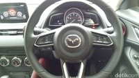 Di bagian setir sudah terdapat tombol-tombol pengontrol audio dan cruise control. Jadi, pengemudi bakal tetap fokus ke jalan sambil sedikit mengoperasikan kontrol-kontrol itu.