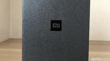Tampilan kardus Xiaomi Mi 6 yang kami punya. Berwarna hitam dengan logo Mi di bagian tengah. Foto: detikINET/Herry SW