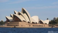 Dalam perjalanan ke Darling Harbour, kita kembali bisa melihat sisi lain Sydney Opera House tampak samping dengan lebih jelas (Fitraya/detikTravel)