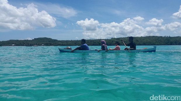 Perahu sampan kecil jadi akses utama (Melisa/detikTravel)