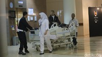 Proses pengobatan dijalani hampir enam jam, dan baru selesai pukul 23.58 malam. (Foto: Hanif Hawari/detikHOT)