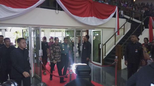 Presiden Jokowi menghadiri perayaan Nyepi di Mabes TNI.