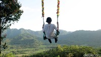 Apabila datang sendiri, traveler juga bisa berfoto sambil menaiki ayunan berhiaskan bunga. Rasanya seperti melayang! (Randy/detikTravel)