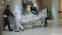 Selanjutnya, Julia dibawa untuk menjalani CT Scan. (Foto: Hanif Hawari/detikHOT)