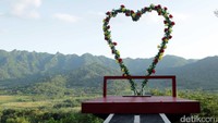 Ada juga spot foto romantis berbentuk hati dengan latar pemandangan indah nan hijau. Ada traveler jomblo yang ingin foto di sini sendiri? (Randy/detikTravel)
