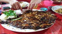 Bisa juga diolah dengan dibakar, disantap dengan sambal kecap dan irisan cabe. Mau pilih yang goreng atau bakar, semua sama-sama enak (Melisa/detikTravel)