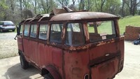 Sang pemilik mobil VW Bus tahun 1962 ini nampaknya tidak begitu peduli dengan kondisi mobil yang ia lelang di eBay ini.