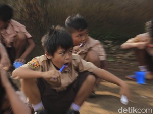 Cegah Karies, Siswa SD di Majalaya Bandung Sikat Gigi Massal