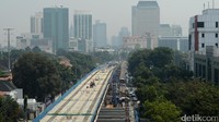 Saat ini pembangunan terus berlanjut termasuk proses pembangunan struktur lintasan layang (elevated) yang membentang dari bundaran Senayan hingga Lebak Bulus.