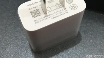 Charger bawaan Mi 6 sudah mendukung Qualcomm Quick Charge 3.0 .Foto: detikINET/Herry SW