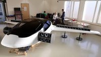 Mobil terbang ini dikembangkan oleh perusahaan Jerman, Lilium Jet dan sudah lulus uji. Mobil terbang bernama Lilium Jets Electric Flying Car memiliki kapasitas 2 penumpang, bersama dengan 36 motor listrik dan 12 baling-baling. Prototipe mobil terbang ini memiliki kecepatan jelajah maksimal 300 km/jam (186 mph) dan jangkauannya lebih dari 300 km (186 mil). Foto: Pool (Internet)