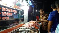 Traveler yang datang bisa memilih sendiri ikan apa yang ingin diolah untuk dimasak. Kalau penasaran, tentunya wajib pilih ikan kakatua dong (Melisa/detikTravel)