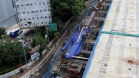 Para pekerja merampungkan pembangunan Mass Rapid Transit (MRT).