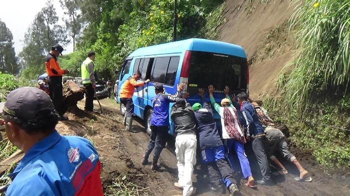 Jalan Menuju Wisata Gunung Bromo Kembali Longsor
