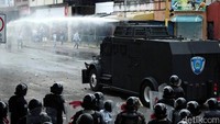 Water cannon dikerahkan untuk membubarkan demonstran. Carlos Eduardo/Reuters.