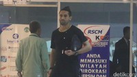 Saat menjenguk untuk yang kedua kalinya, Gaston kembali mengenakan baju serba hitam sambil membawa clutch berwarna senada. (Foto: Pool/Ismail/detikFoto)