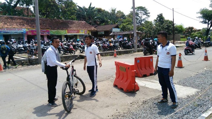 Daftar Polisi, Rizwan Bersepeda Tempuh 4 Jam ke Polres Bandung
