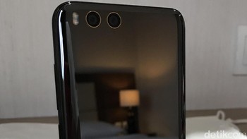 Karenanya, seperti yang bisa Anda lihat bodi terlihat sangat halus. Mirip dengan bodi Mi Mix yang sama-sama menggunakan bahan material keramik. Foto: detikINET/Herry SW
