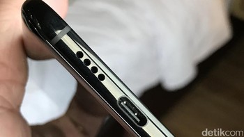 Sementara di bagaian bawah, terdapat speaker dan lubang USB Type-C. Xiaomi menghilangkan lubang heaphone 3,5 mm. Foto: detikINET/Herry SW