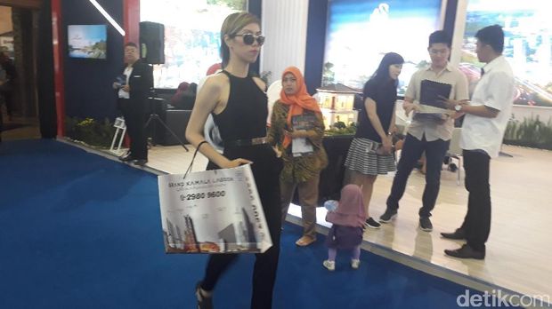 'Model' Cantik Curi Perhatian Pengunjung Pameran Properti