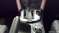 Untuk kenyamanan juga, Mazda menyematkan sistem hiburan MZD Connect. Sistem itu dapat terkoneksi dengan ponsel melalui Bluetooth. Sistem koneksi lainnya seperti AUX jack dan USB port juga ada pada mobil ini.