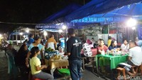 Pasar ini pun buka dari sore sampai malam hari. Ada banyak jenis kuliner yang bisa disantap di sini. Sedap deh pokoknya (Melisa/detikTravel)