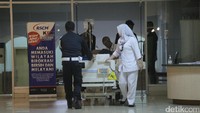 Nampak sejumlah petugas Rumah Sakit Cipto Mangunkusumo membawa keluar Jupe dari ruangan cuci darah. (Foto: Hanif Hawari/detikHOT)