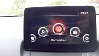 Pengemudi juga dimanjakan dengan tampilan head-up display (HUD). HUD itu bisa menampilkan kecepatan yang sedang ditempuh beserta batas kecepatan maksimal di jalan yang sedang dilalui.