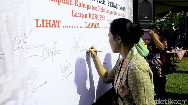15 Ribu Perempuan Berkebaya di Kabupaten Pekalongan Lawan 