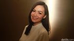Christy Jusung Terpaksa Jinjit saat Foto demi Samai Tinggi Anak
