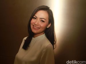 Jelang Puasa, Christy Jusung Ziarah ke Makam Ayah yang Beda Agama