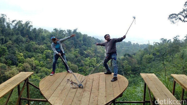 Mendebarkan Selfie di Atas Jurang di Lembah Cinta Mojokerto 