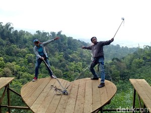 Mendebarkan! Selfie di Atas Jurang di Lembah Cinta Mojokerto