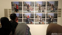 Pengunjung melihat-lihat foto yang dipamerkan.