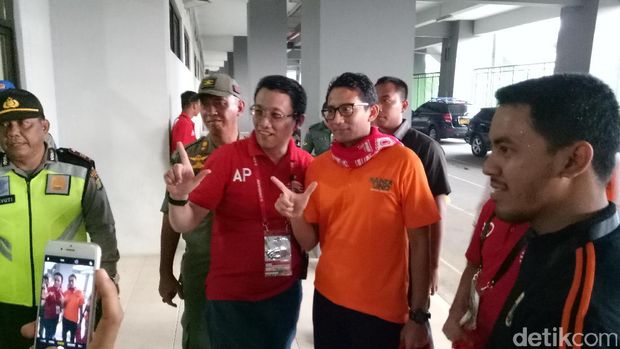 Momen Anies-Sandiaga Kompak Nonton Persija di Stadion Patriot