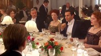 Dalam adegan di mana Jack dan Rose pergi makan malam, mereka disuguhi kaviar. Untuk membuat adegan lebih otentik, para aktor disuguhi kaviar Beluga asli. Kaviar Beluga merupakan jenis telur ikan termahal. Kaviar beluga harganya bisa berkisar dari USD 3.500 hingga USD 5.000 untuk satu pon atau setara dengan 453,6 gram. (Foto: dok. 20th Century Studios, Paramount Pictures, Paramount Home Entertainment)