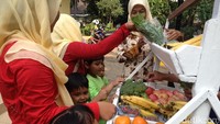 Keseruan berbelanja bersama si kecil terlihat dalam aktivotas yang digelar SGM Eksplor Sayur dan Buah yang diadakan di PAUD Tunas Harapan, Jalan Sawo, Cipete, Jakarta Selatan, Sabtu (22/4/2017). Ya, orang tua dibantu anak-anak saat berbelanja.