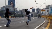 Demonstran juga melempari polisi dengan botol. Carlos Garcia/Reuters.