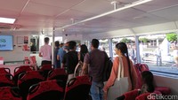 Tidak terasa perjalanan 80 menit berakhir sudah. Para wisatawan pun turun di Darling Harbour. Namun puas juga hati ini bisa melihat berbagai tempat di Sydney dengan cara naik cruise (Fitraya/detikTravel)