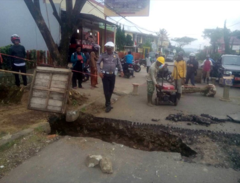 Jalan Ambles Akses Menuju Taman Bunga Cianjur Terputus