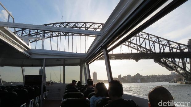 Cruise melewati kolong Sydney Harbour Bridge (Fitraya/detikTravel)