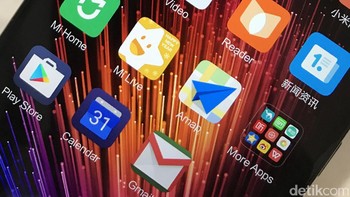 Mi 6 dilengkapi dengan dual SIM card. Sayang, slot tersebut tidak mendukung microSD. Karena memang Mi 6 hanya mengandalkan penyimpanan internal. Foto: detikINET/Herry SW