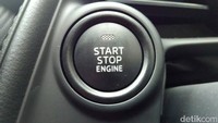 Mazda CX-3 menggunakan Smart Keyless dan tombol Start/Stop untuk menyalakan dan mematikan mesin. Mobil ini juga memiliki sistem pengunci pintu otomatis.