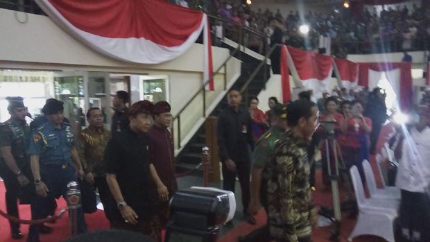 Presiden Jokowi didampingi Panglima TNI.