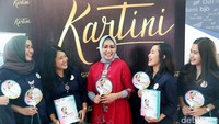 Pimpinan Bank BJB cabang khusus Jakarta Herawati (tengah) berbincang dengan nasabah sebelum nonton bareng film Kartini.