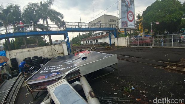 Reklame Roboh Tutupi Dua Lajur Rel Kereta Api di Bandung