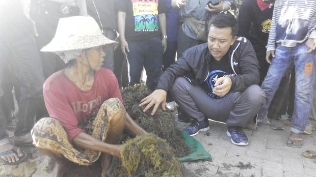 Nahrawi menyapa warga