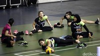 Para pemain tim voli putri Pertamina Energi berlatih, Sabtu (22/4). Final Proliga 2017 akan berlangsung Minggu (23/4). 