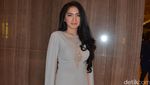 Hot Mom Alert! Gaya Anggun Angel Karamoy di Nikahan Kezia