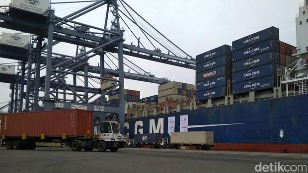 Kapal Raksasa di Tanjung Priok